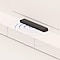 Illustration d’une Soundbar principale placée sur une console juste en dessous d’un télévision. Des ondes sonores sortent du bas.