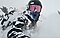 Un snowboardeur qui porte des lunettes de protection r\u00E9fl\u00E9chissantes prend un selfie alors qu\u2019il descend une pente par une journ\u00E9e enneig\u00E9e.