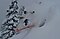 Un skieur dans les airs après avoir sauté d’un précipice, entouré d’un nuage de neige.