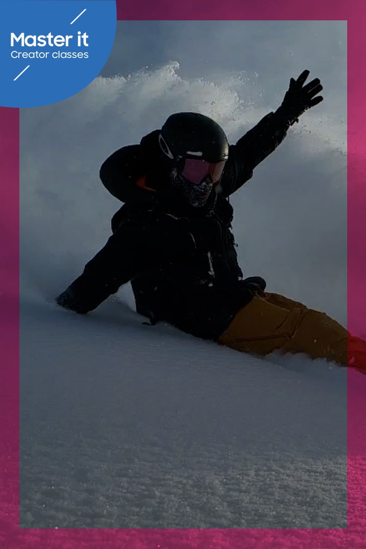 Un snowboardeur qui dévale une montagne enneigée lors d’une journée nuageuse, envoyant un épais voile de poudreuse alors qu’il se penche pour tourner.  Master It. Creator classes.