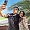 Dans les coulisses de Bryant prenant un selfie avec sa mère sur son balcon avec le Galaxy S20.