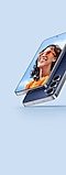 L'écran du téléphone S25FE affiche une femme souriante portant des lunettes de soleil orange.