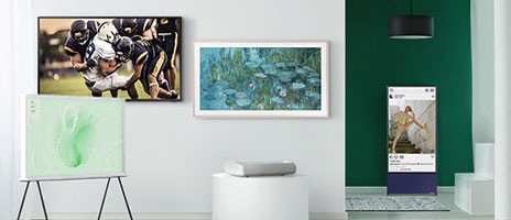 Dans un salon simulé, Samsung The Serif, The Terrace, The Frame, The Sero et The Premiere sont présentés ensemble. The Serif affiche une image artistique sur son écran, The Terrace affiche du contenu sportif, The Frame affiche une œuvre d'art et The Sero affiche une publication sur les réseaux sociaux.