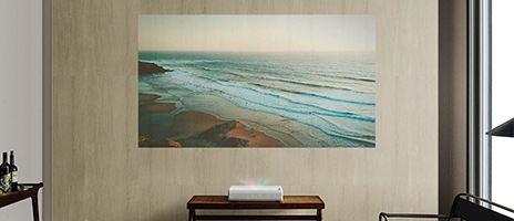 Le projecteur affiche une image dans un salon élégant.