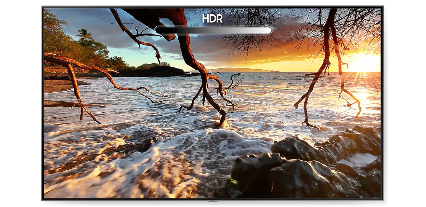 Une TV avec "HDR" présente l'image d'un coucher de soleil sur une plage avec le High Dynamic Range.