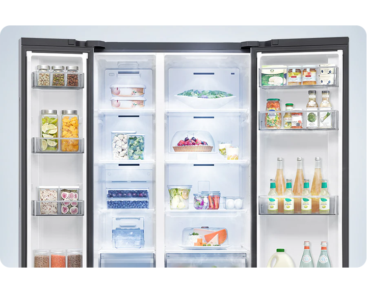 Хладилник Bespoke AI с отворени врати, показващ храната вътре