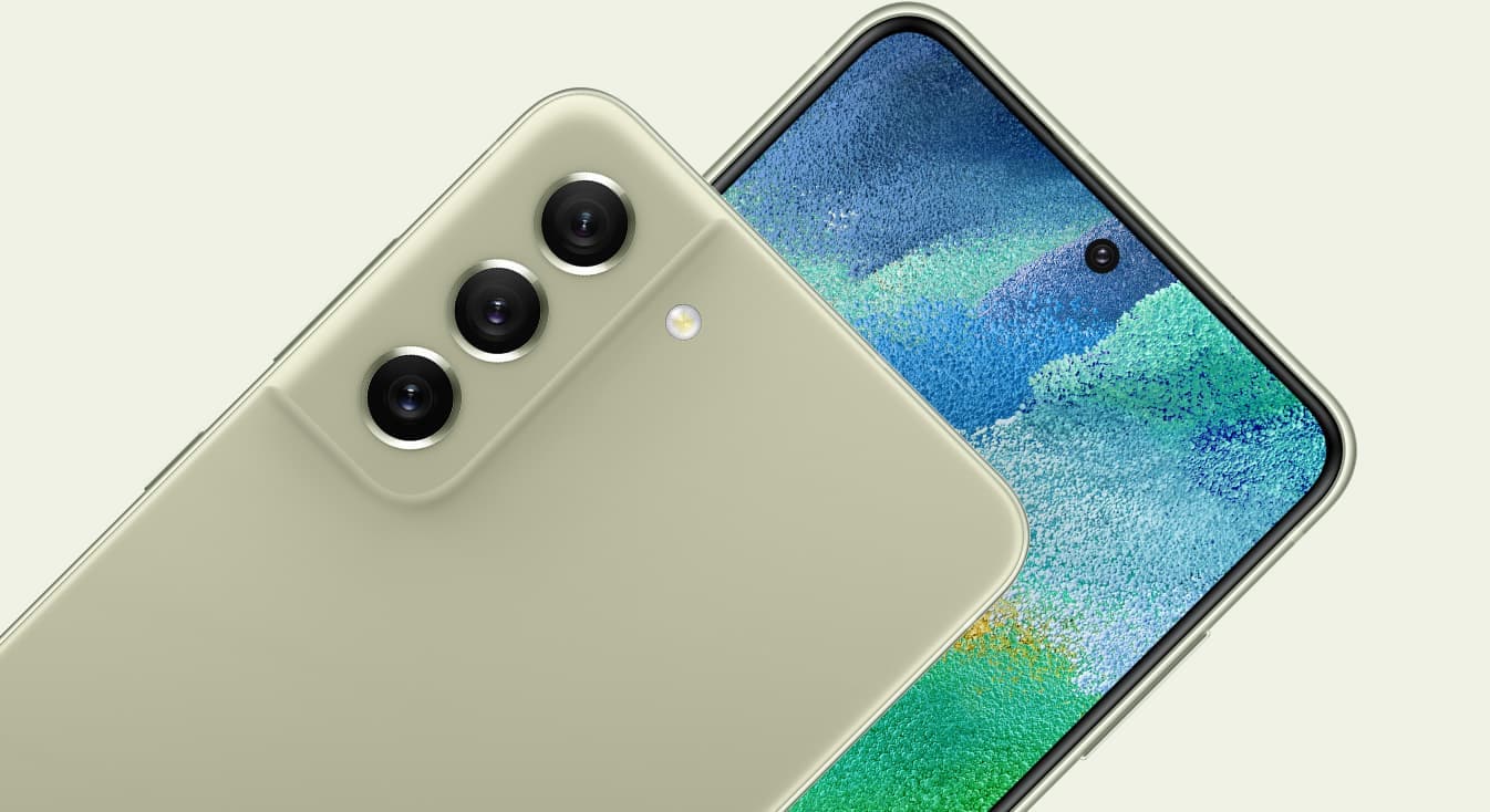 Dois celulares Galaxy S21 FE 5G. Um é visto de trás, com foco na câmera traseira, que está sobre o outro celular visto de frente, com foco na câmera frontal.