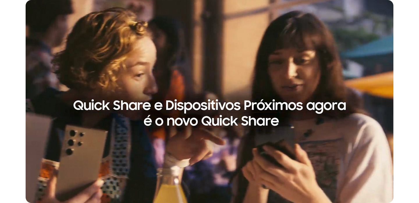 Duas mulheres segurando celulares e falando. Quick Share e Nearby Share agora juntos, no novo Quick Share. O display muda para um botão Quick Share flutuando na parte inferior do celular. O botão Nearby flutua até o botão Quick Share, e um dedo pressiona o botão. A tela muda e mostra 2 produtos e vários contatos no celular. Uma tela com os contatos Ivan Computer, Jazmin Phone, Macarena Phone e Miya Tablet é exibida. Um movimento circular envolve cada nome e foto de perfil e, em seguida, muda para “Enviado”. A tela é dividida em 4 seções, com cada seção mostrando um celular ou notebook, todas com Quick Share. Compartilhe com qualquer dispositivo Android. Compartilhe arquivos grandes com PCs Windows. Termina com um logotipo do Quick Share. Comece já a compartilhar, Quick Share!