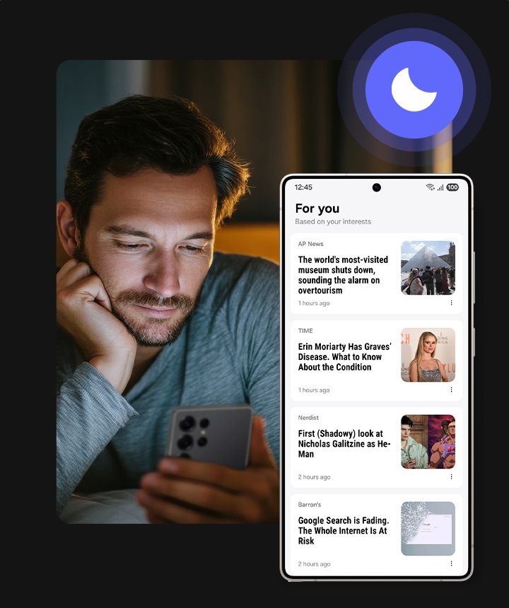 Durante o dia, uma mulher olha para um smartphone Galaxy que ela está segurando, que exibe a seção Esportes do aplicativo Samsung News. A cena muda para a noite, onde uma pessoa diferente olha para um smartphone Galaxy mostrando a seção Para você do aplicativo Samsung News.