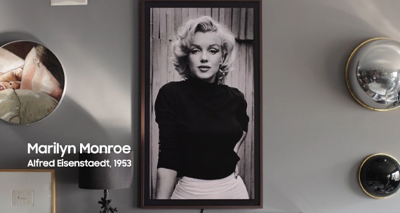 Essa foto lendária de Marilyn Monroe faz parte de uma série do fotógrafo Alfred Eisenstaedt, que usou apenas luz natural para retratar um momento descontraído da atriz icônica.
