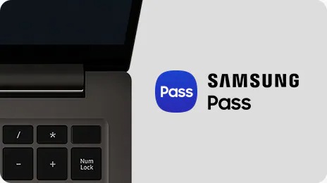 Uma visão em plano fechado superior do lado direito de um Galaxy Book3 360 grafite aberto e voltado para frente. Do lado direito, um logotipo Samsung Pass é exibido próximo do texto Samsung Pass.