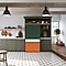 Uma Samsung Bespoke 4-Door French Door Refrigerator está na cozinha. A porta da geladeira tem cores diferentes. As cores são: Verde-esmeralda-metálico, Branco-vidro e Laranja-vidro.