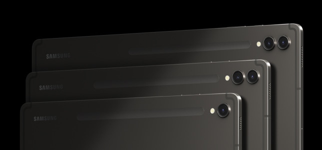 Galaxy Tab S9, S9+ e S9 Ultra Grafite aparecem individualmente, da esquerda para a direita, no modo Paisagem, sobrepondo-se com o verso voltado para frente. A sombra nos dispositivos se move para revelar o logotipo da Samsung no canto superior esquerdo.