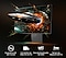 O monitor Odyssey 3D mostra uma nave espacial saindo da tela com ícones de experiência 3D sem óculos, conversão de vídeo 3D por IA, taxa de atualização de 165 Hz, tempo de resposta (GtG) de 1 ms. Luzes nas cores verde e laranja refletidas na parte inferior do suporte.
