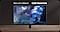 Monitor em cima da mesa. Reflexos podem ser vistos na cena de jogos com um display brilhante. O OLED Glare Free mostra uma imagem nítida.