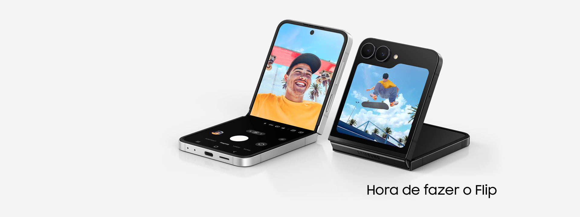 Dois dispositivos Galaxy Z Flip7 FE são vistos, um na cor preta e outro na cor branca. Ambos os dispositivos estão no FlexMode, um é visto da tela de capa e o outro é visto da tela principal. Galaxy AI. Hora de fazer o Flip.