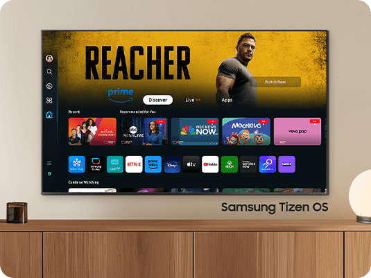 Uma TV Samsung OLED 2024 exibindo vários canais gratuitos e conteúdo de streaming na tela inicial do Samsung Tizen OS.