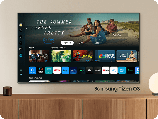 Uma TV Samsung OLED 2024 exibindo vários canais gratuitos e conteúdo de streaming na tela inicial do Samsung Tizen OS.