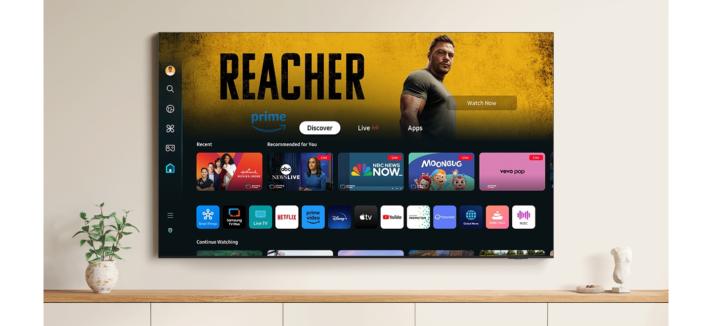 A tela inicial do Samsung Tizen OS é rolada de cima para baixo. A tela apresenta uma variedade de aplicativos famosos, serviços de streaming e conteúdo recomendado.