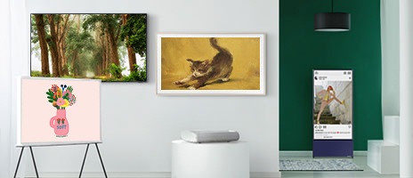 Dentro de uma sala de estar simulada, Samsung The Serif, The Terrace, The Frame, The Sero e The Premiere são mostradas juntos. A The Serif exibe uma imagem artística na tela, a The Terrace exibe conteúdo esportivo, a The Frame exibe uma obra de arte e a The Sero exibe uma publicação de uma rede social.