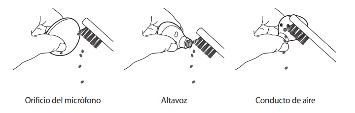 Una mano limpiando los auriculares con un bastoncillo.