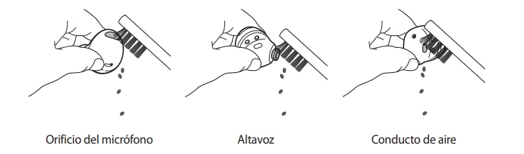 Una mano limpiando los auriculares con un bastoncillo.