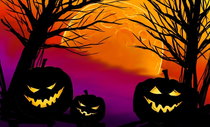Una imagen digital de tres amenazantes calabazas frente a árboles espeluznantes y una luna en un cielo crepuscular.