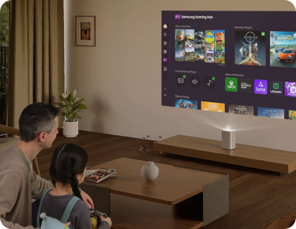 Une famille utilise le projecteur Premiere 5 pour découvrir le Samsung Gaming Hub.