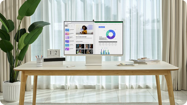 Moniteur Samsung sur un bureau clair dans un environnement de travail épuré.