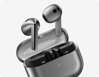 Galaxy Buds3 placés dans un boîtier de chargement ouvert, mettant en évidence les écouteurs et leur design compact.