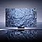 Le dernier téléviseur QLED Neo de Samsung flotte sur une surface qui ressemble à de l’eau.