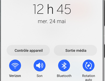 Un téléphone Galaxy affiche le panneau des paramètres rapides.