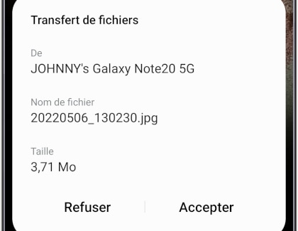 Assurez-vous que l’appareil mobile récepteur est allumé. Une notification vous invitant à accepter le transfert sera affichée sur l'écran. Touchez Accepter pour recevoir les photos.