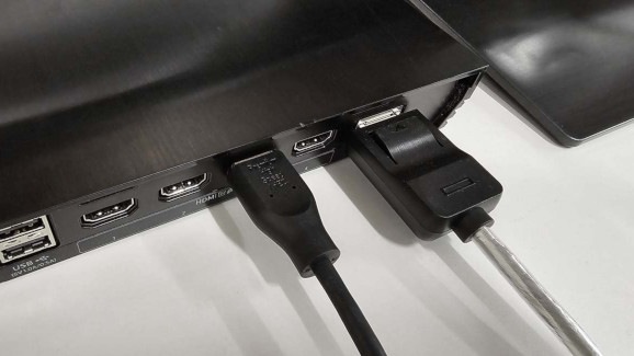 Câbles HDMI connectés à une One Connect Box de Samsung, montrant divers ports disponibles.