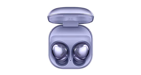Vue du dessus d’une paire d’oreillettes Galaxy Buds Pro en violet fantôme dans un étui de recharge ouvert.