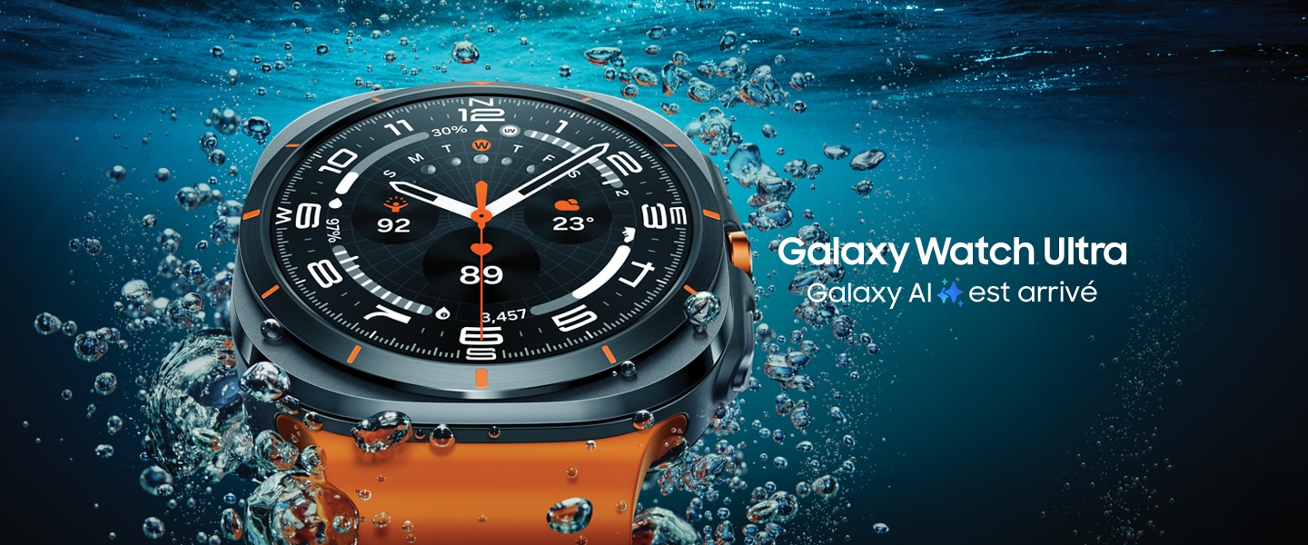 Une Galaxy Watch Ultra est vue en gros plan dans l’eau près de la surface, mettant en valeur son design.