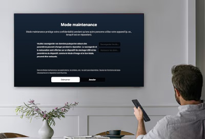 Un homme utilise une télécommande pour activer le mode maintenance sur son téléviseur intelligent Samsung.