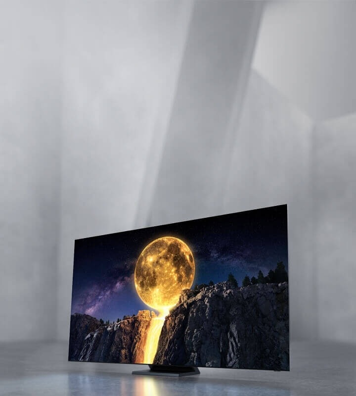 "Le téléviseur Samsung 2020 QLED doté de la technologie complète Quantum Dot est présenté avec la lune intensément brillante à l'écran. Et il montre un QLED 8K inégalé avec Quantum. "