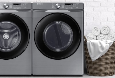 Du linge est disposé à côté d'un sèche-linge Samsung dans une buanderie bien rangée