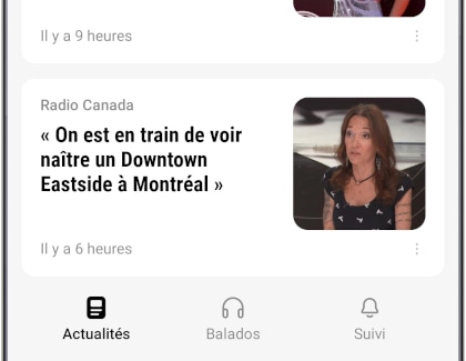 Un téléphone Samsung Galaxy affiche les 3 onglets de Samsung News.