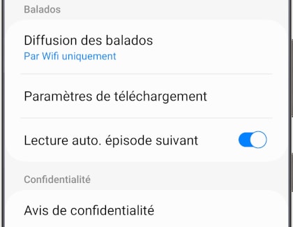 Un téléphone Galaxy affiche l'option de Lecture automatique de l'épisode suivant activée.