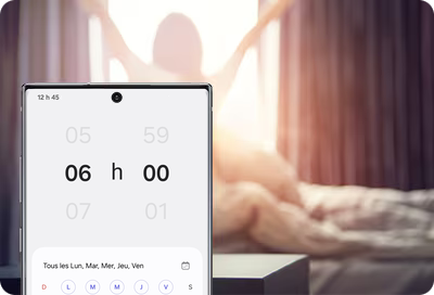 Alarme réglée sur 6 h sur le téléphone Samsung Galaxy avec une personne se réveillant à l’arrière-plan.