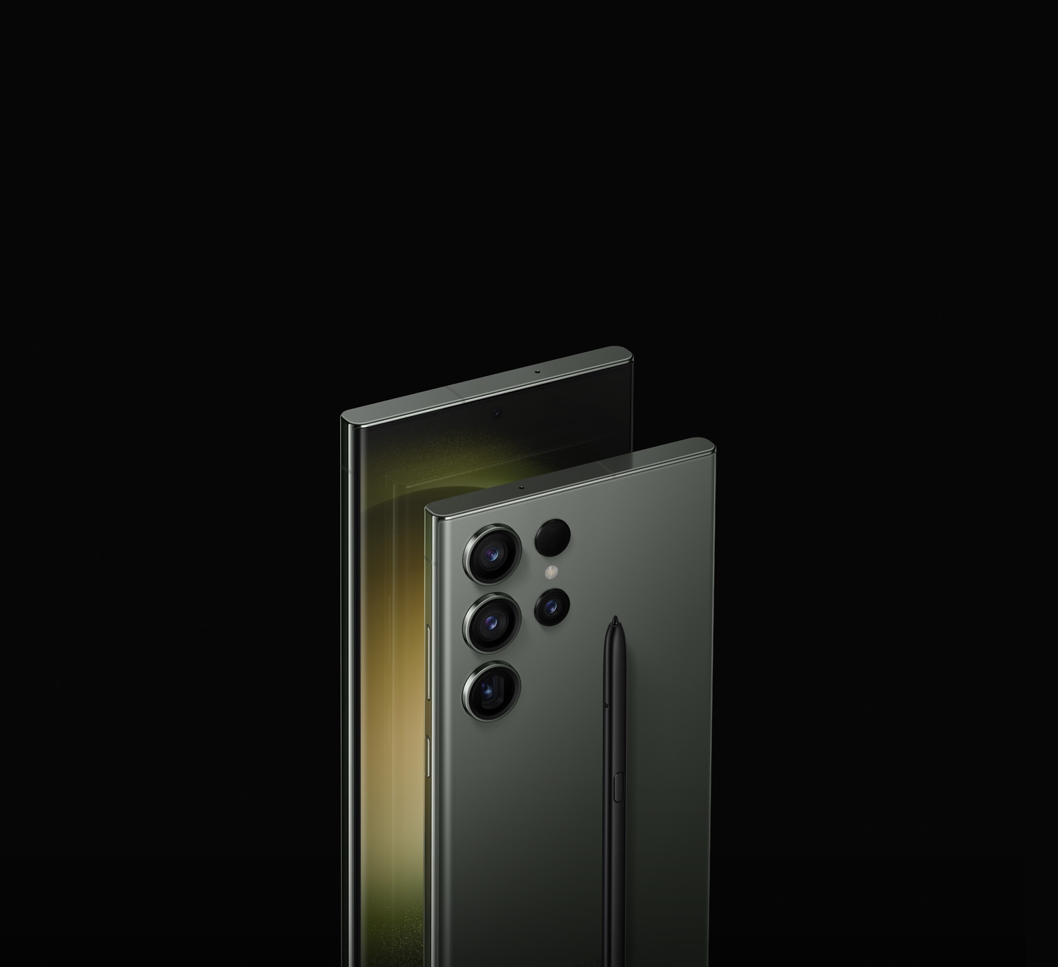 Le Galaxy S23 Ultra vert vu de l’arrière avec un léger angle. Stylet S Pen posé devant.