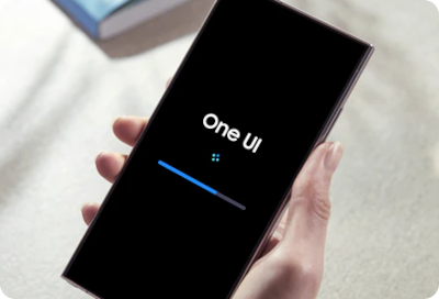 Un téléphone Samsung Galaxy affichant l’écran de progression de la mise à jour One UI.