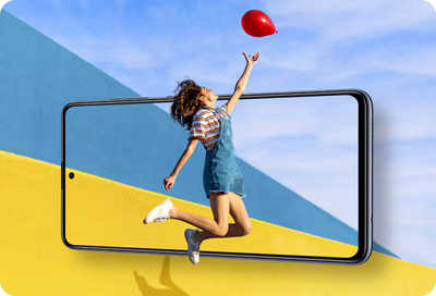 Une personne sautant en tenant un ballon rouge, affichée sur l’écran d’un Samsung Galaxy.