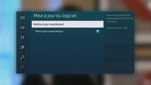 Menu de Mise à jour du logiciel sur un téléviseur Samsung de 2021 affichant les options Mettre à jour maintenant et Mise à jour automatique.