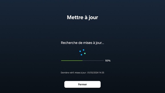 Écran d’un téléviseur Samsung affichant le message Recherche de mises à jour…