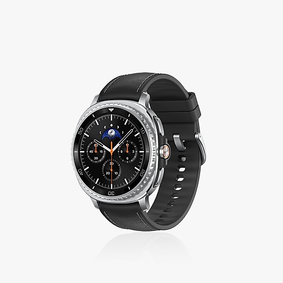 Die Galaxy Watch8 Classic und ein Sport Band in White, das daran befestigt ist und mit einer Schnalle eine geschlossene Schlaufe bildet. Das Zifferblatt ist leicht nach links geneigt und bietet ein Blick sowohl auf das Zifferblatt als auch das Sport Band.