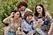 Freundesgruppe mit Samsung Galaxy Z Flip4