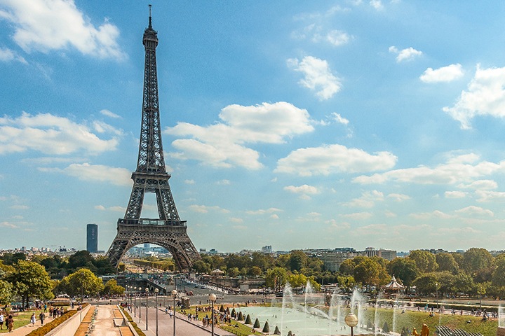Une magnifique vue de la tour Eiffel et des jardins du Trocadéro un beau jour d’été.